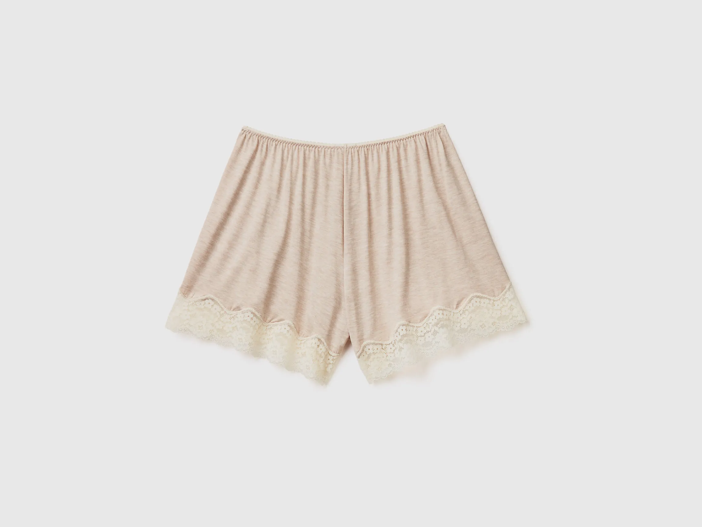 Flowy shorts with lace