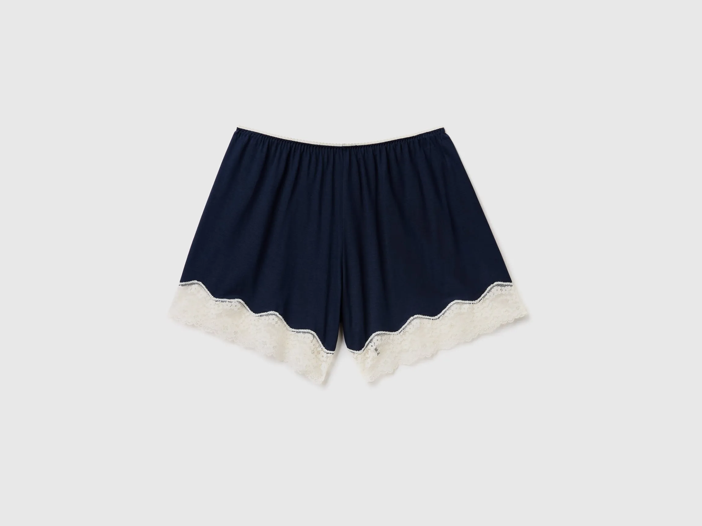 Flowy shorts with lace