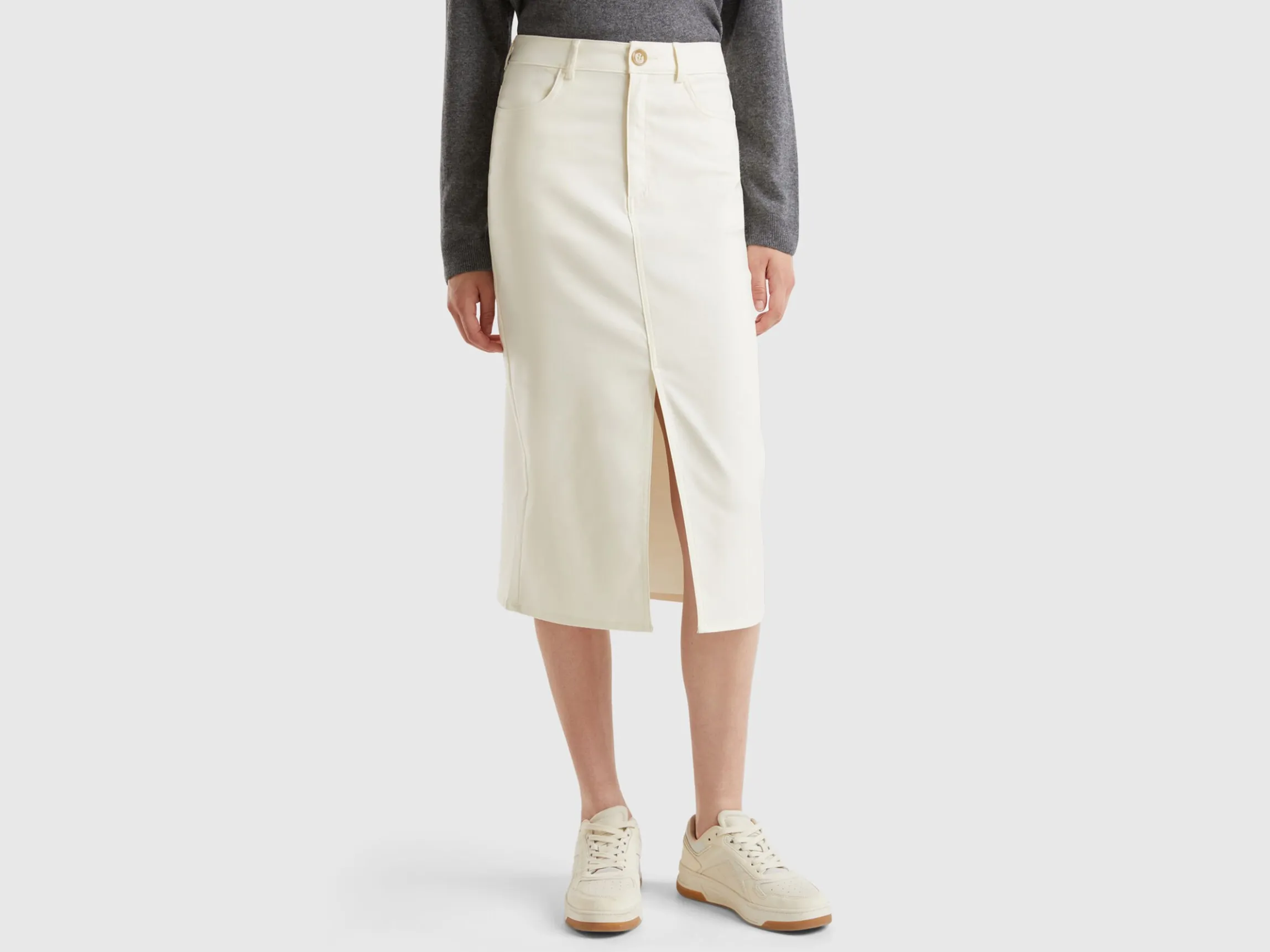 Flowy skirt with slit