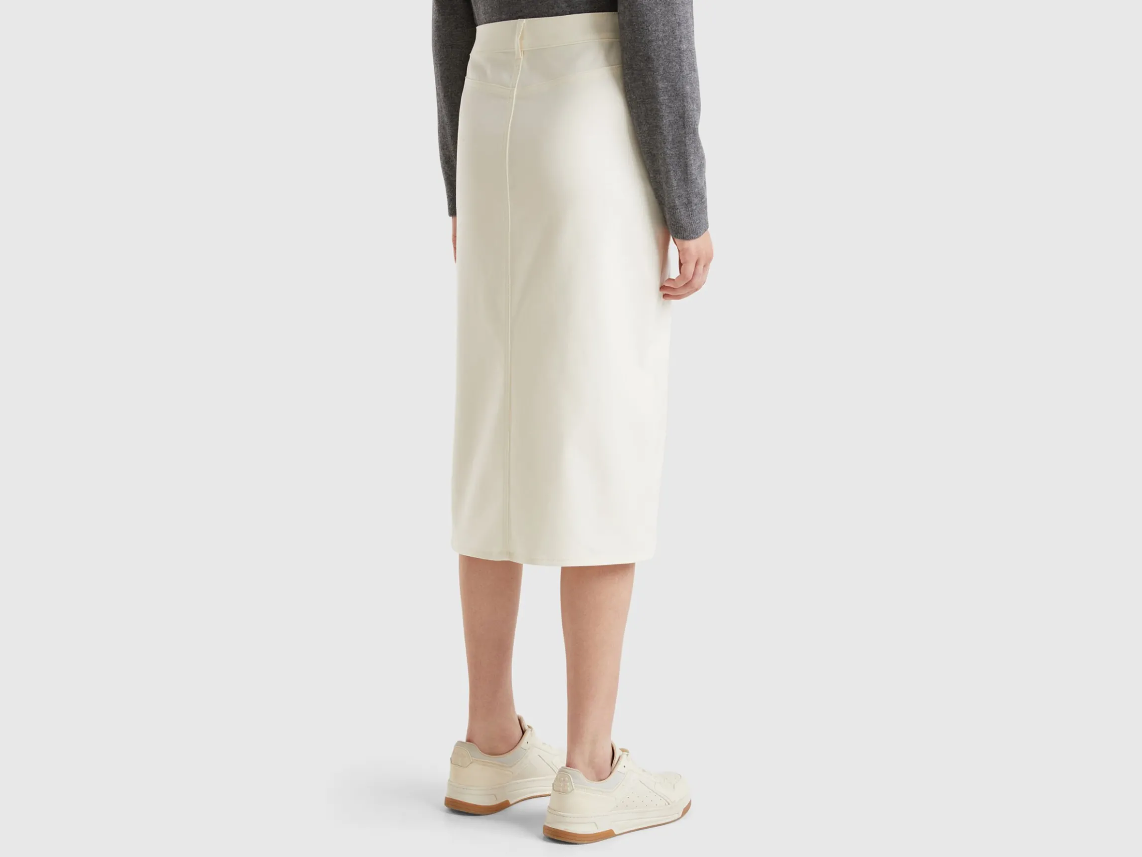 Flowy skirt with slit