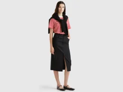 Flowy skirt with slit