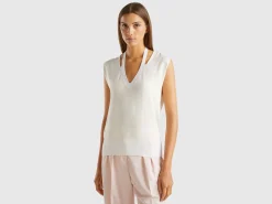 Flowy sweater with V-neck and laces