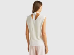 Flowy sweater with V-neck and laces