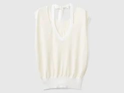 Flowy sweater with V-neck and laces