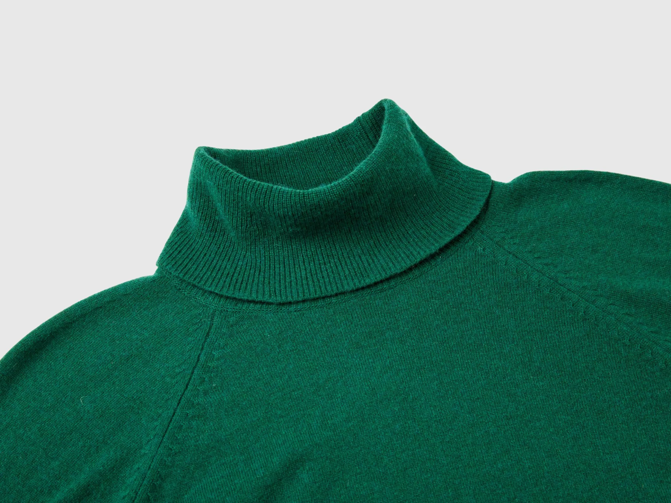 Forest green turtleneck in wool and cashmere blend