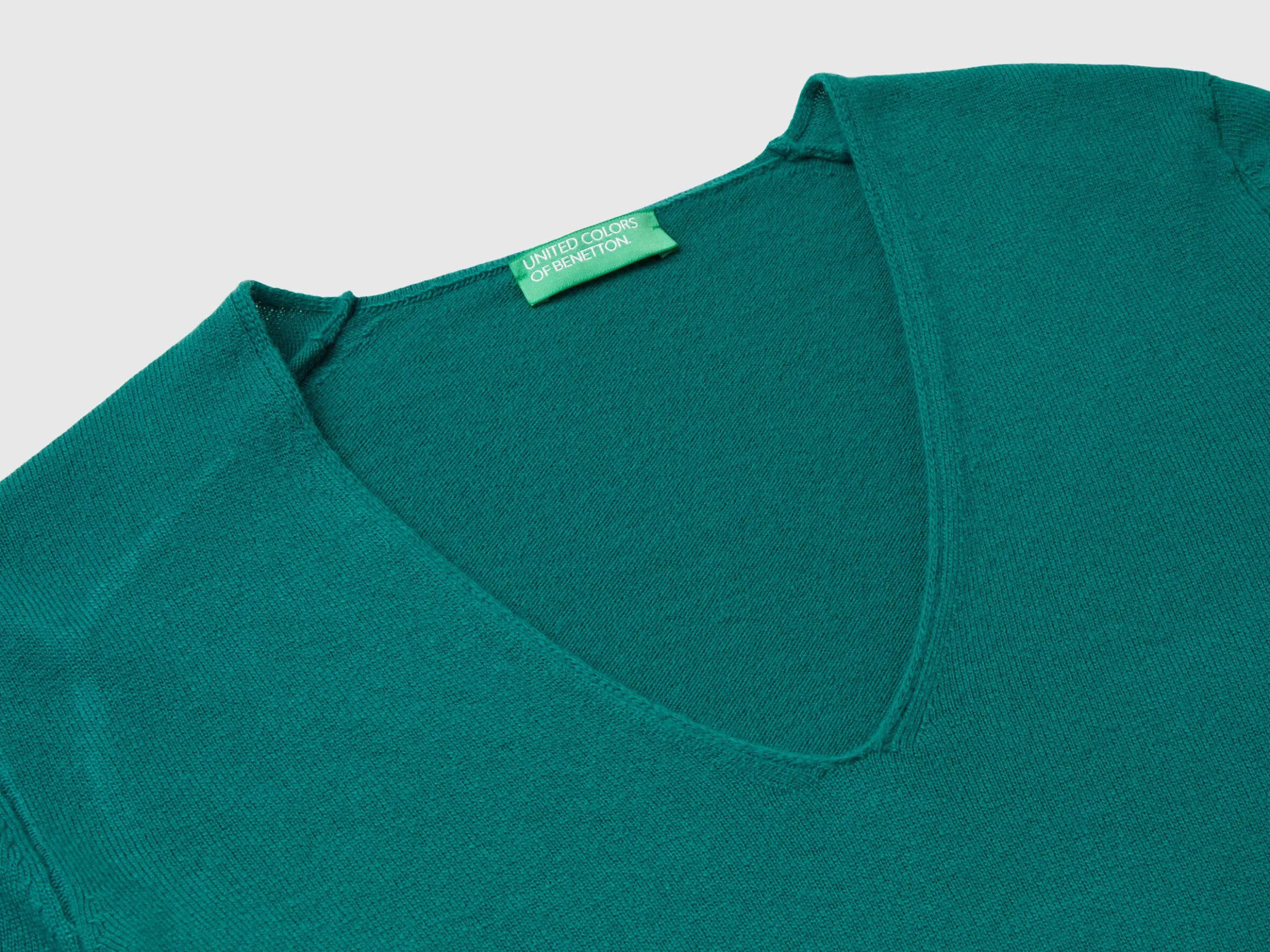 Forest green V-neck sweater in pure Merino wool