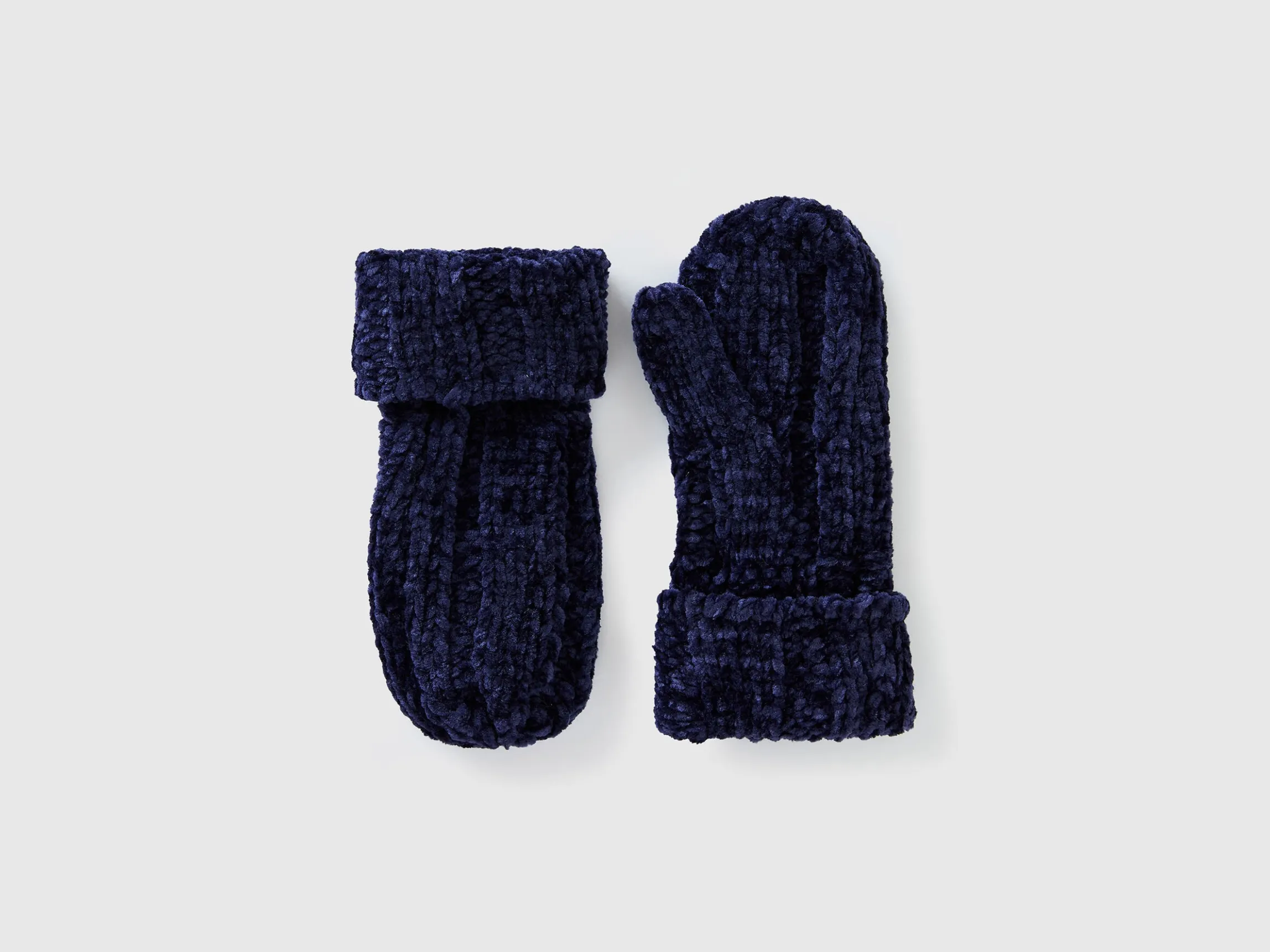 Gloves in chenille