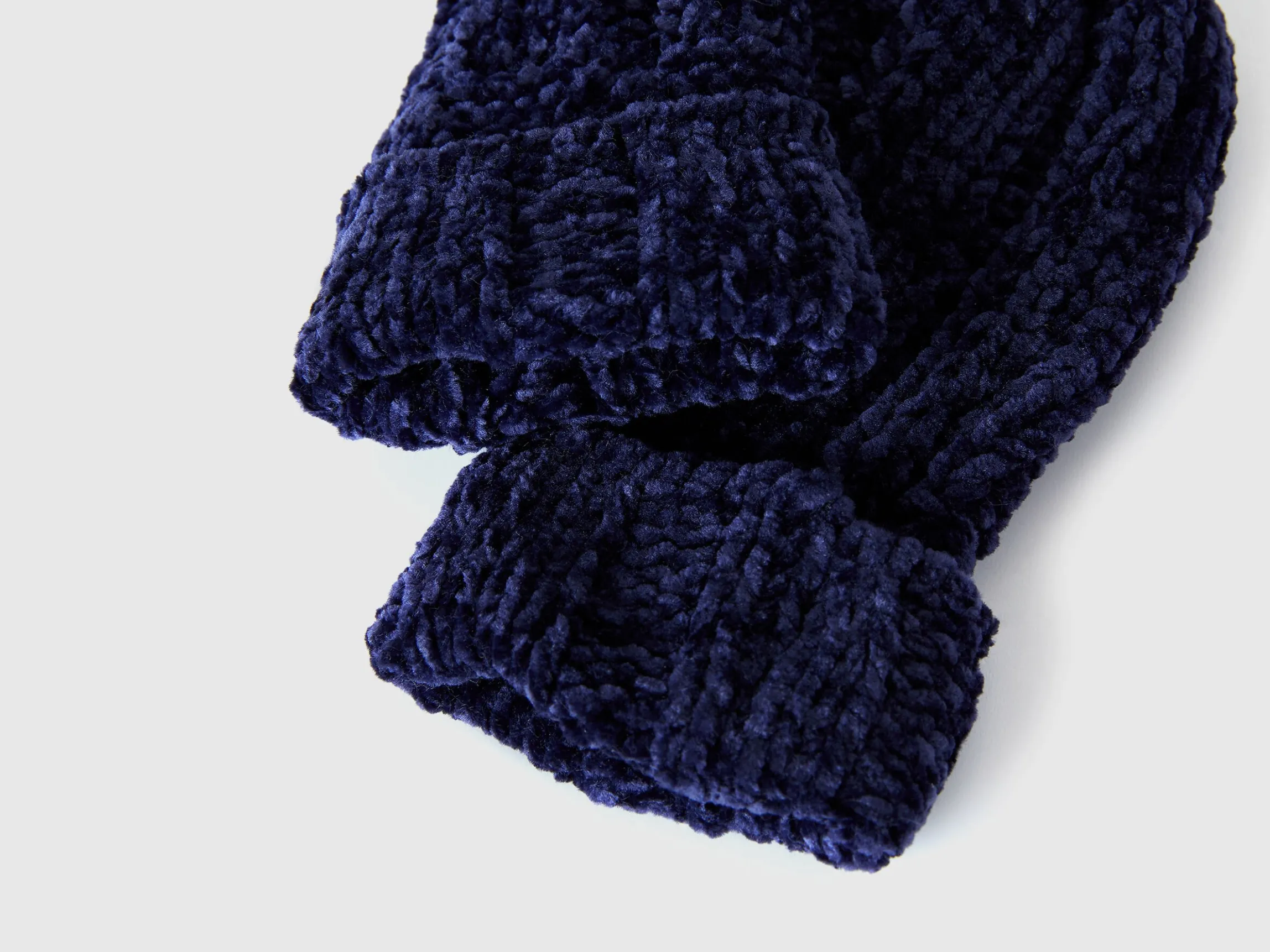 Gloves in chenille