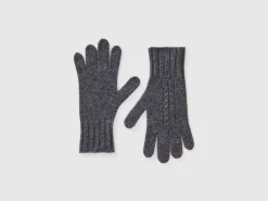 Gloves with cable knit