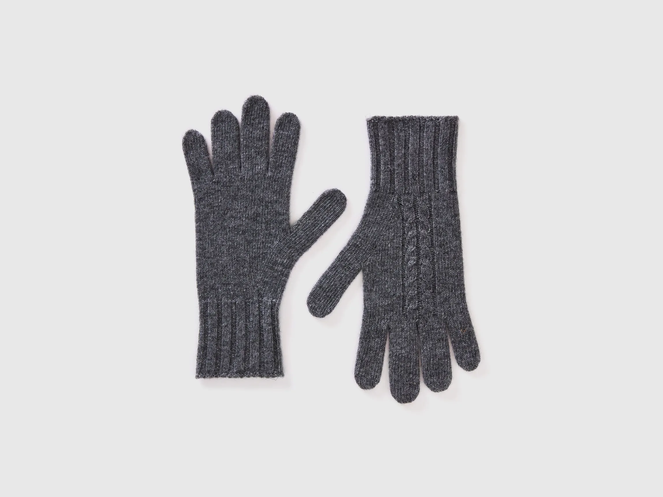 Gloves with cable knit