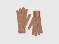 Gloves with cable knit