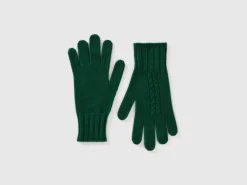 Gloves with cable knit