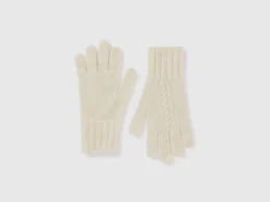 Gloves with cable knit