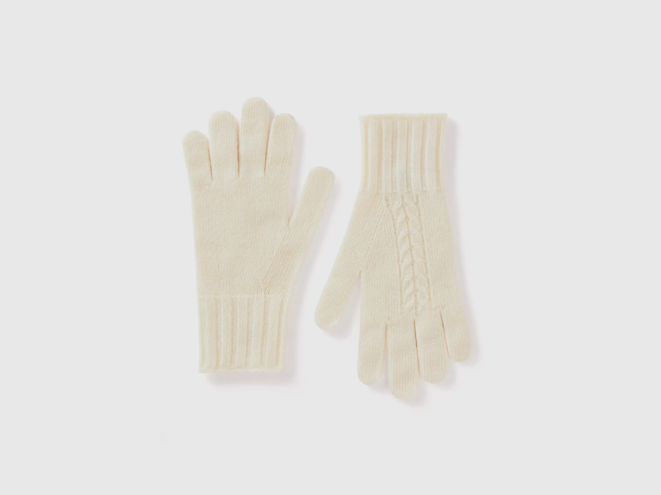 Gloves with cable knit