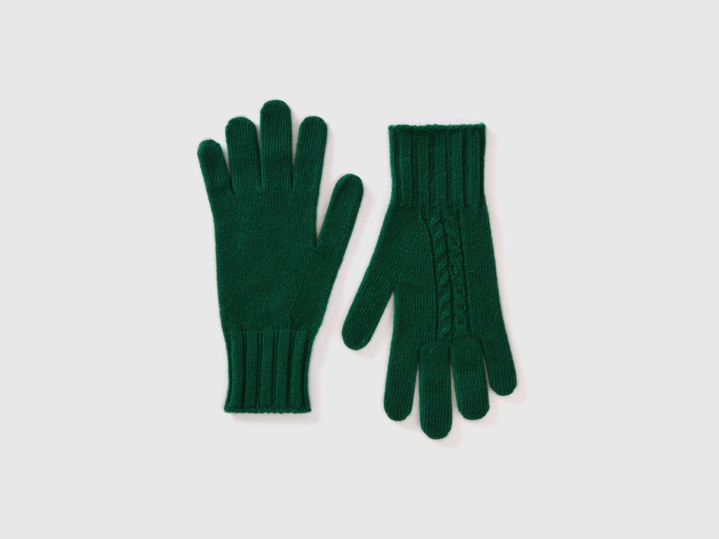Gloves with cable knit
