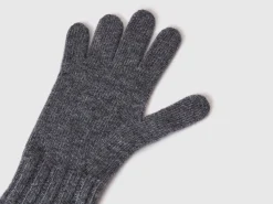 Gloves with cable knit