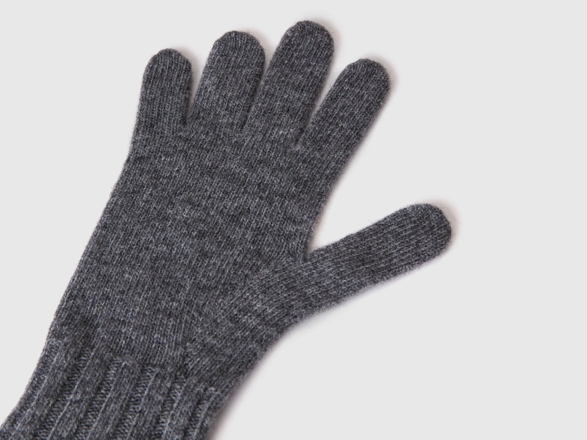 Gloves with cable knit