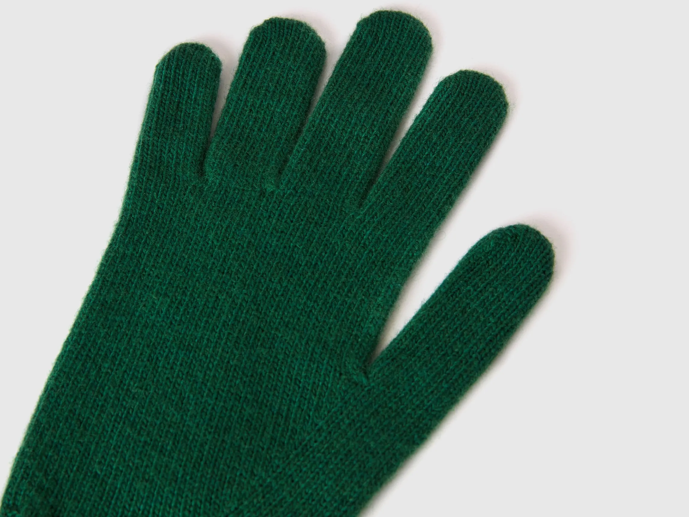 Gloves with cable knit