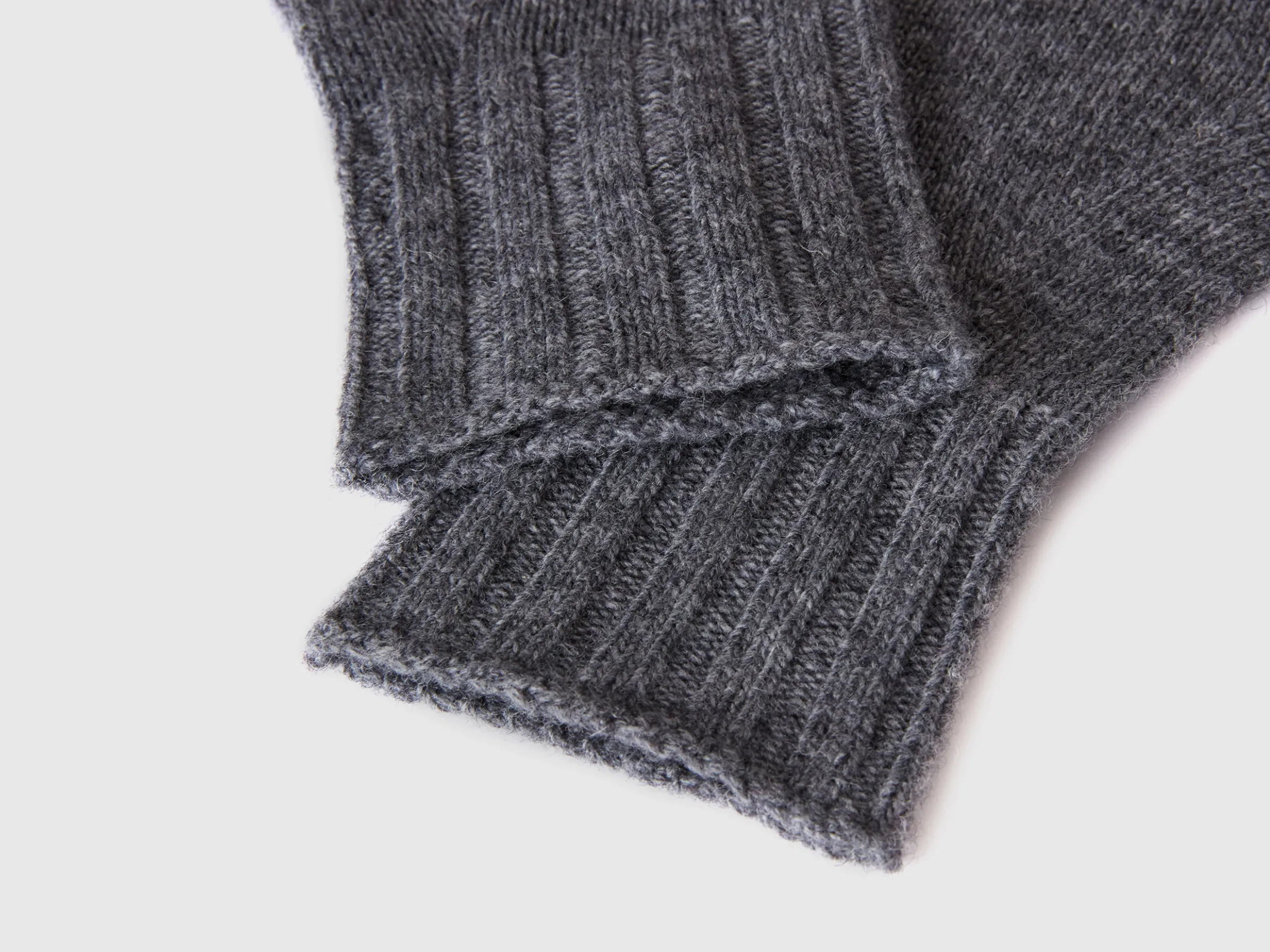 Gloves with cable knit