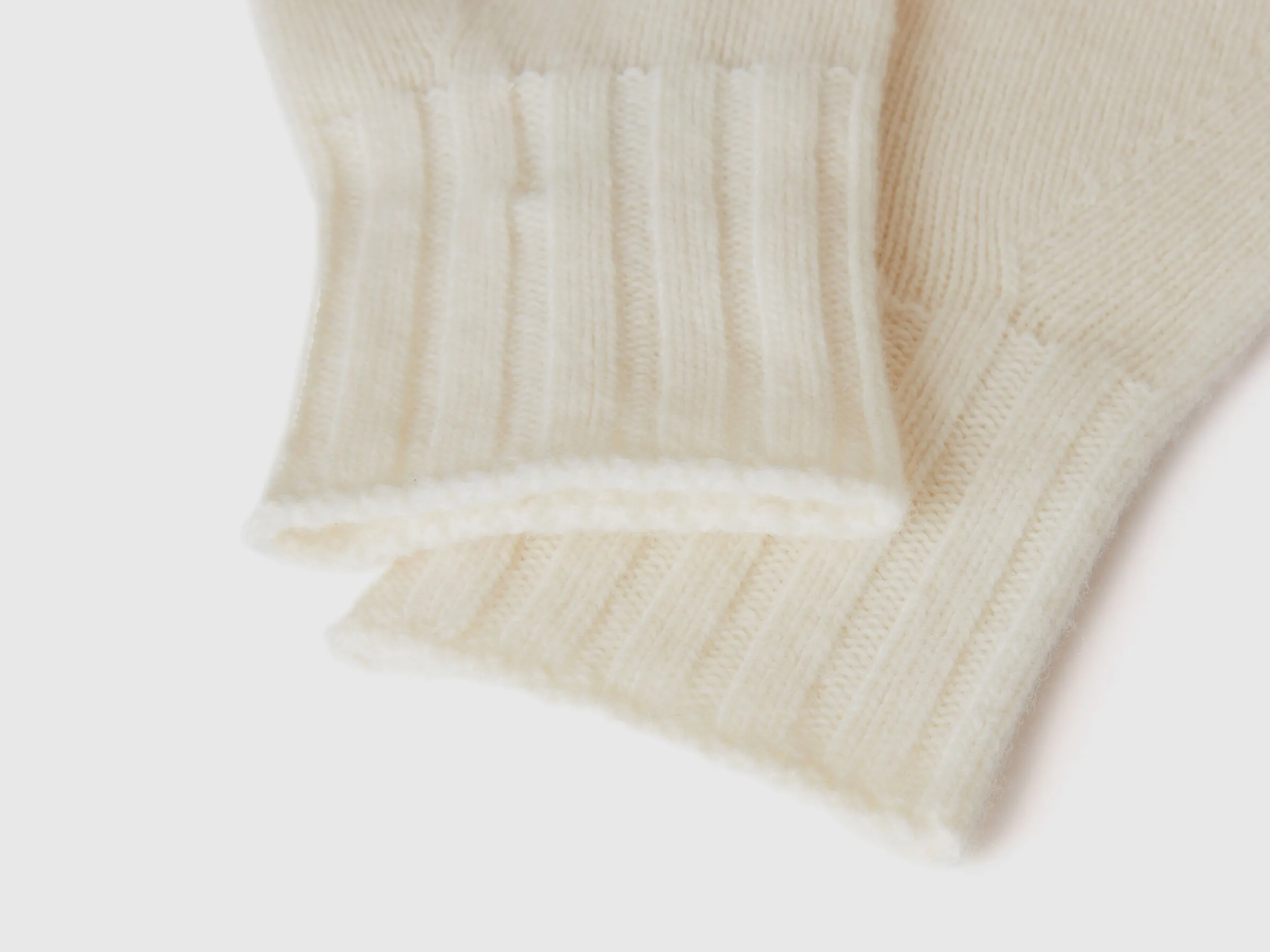 Gloves with cable knit