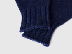Gloves with cable knit