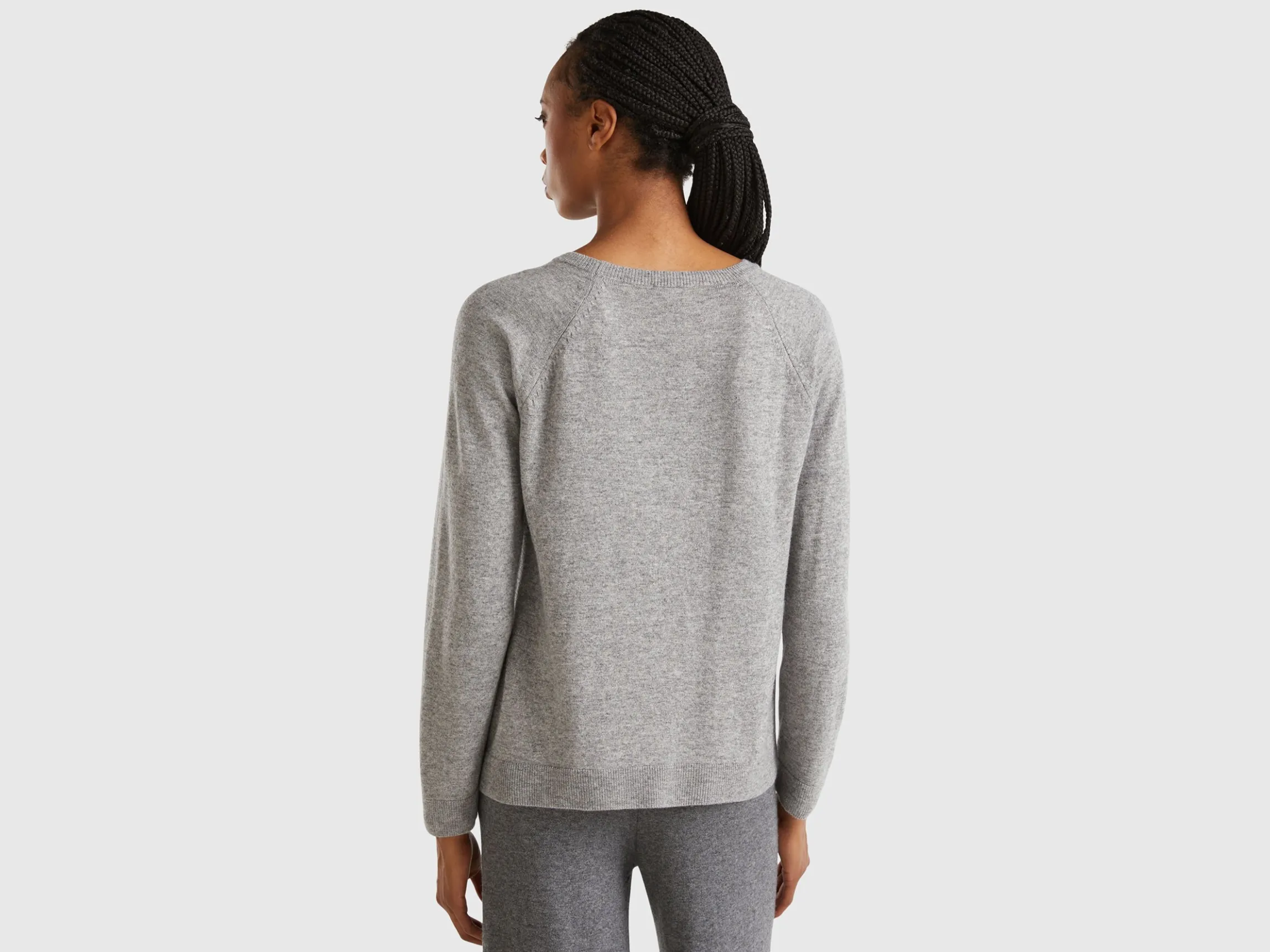 Gray crew neck sweater in cashmere and wool blend