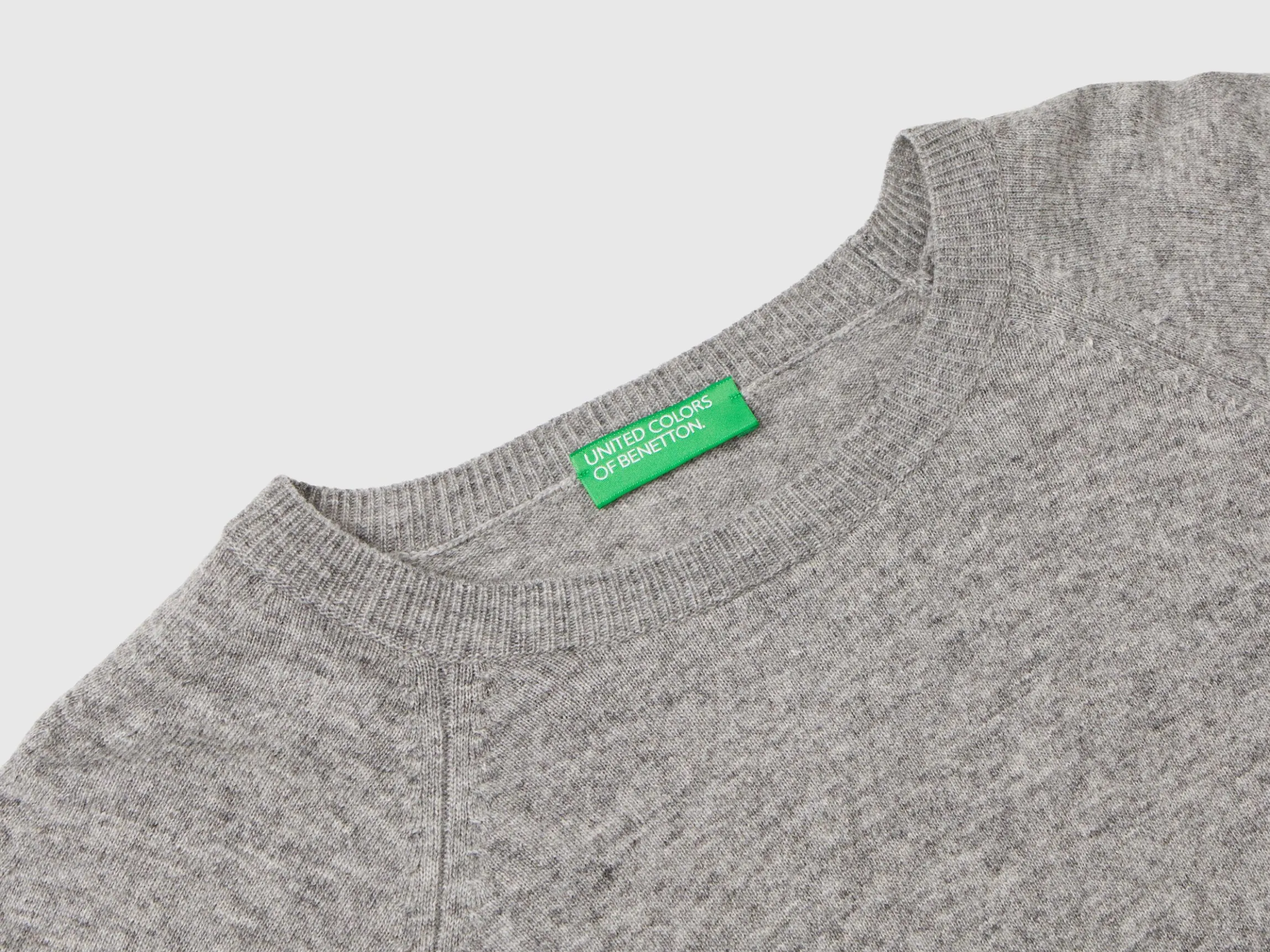 Gray crew neck sweater in cashmere and wool blend