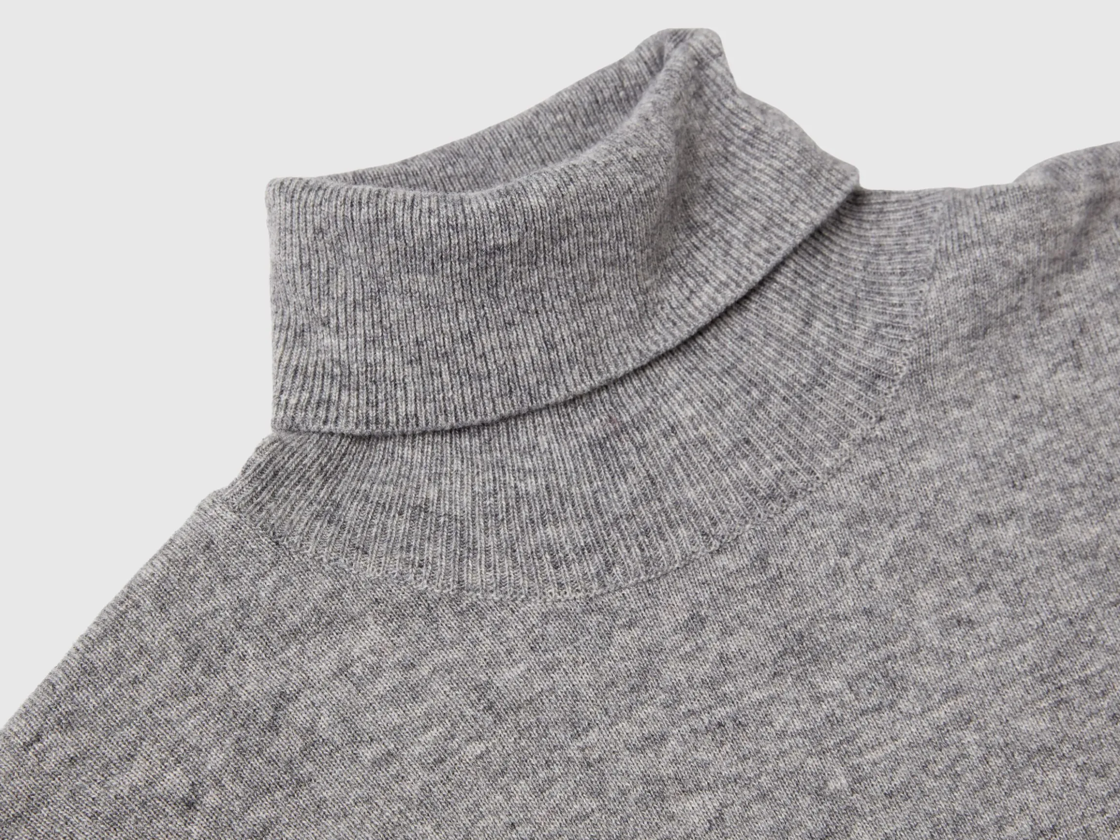 Gray short sleeve turtleneck in cashmere blend