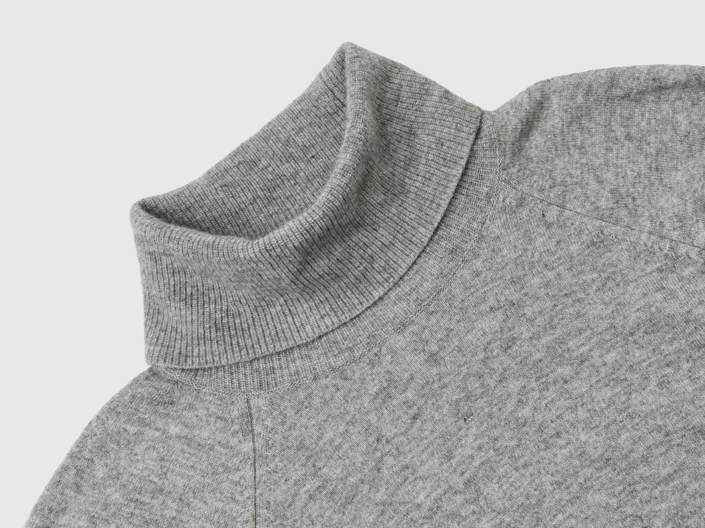 Gray turtleneck sweater in cashmere and wool blend
