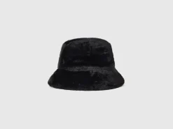 Hat in faux fur