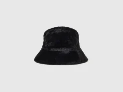 Hat in faux fur