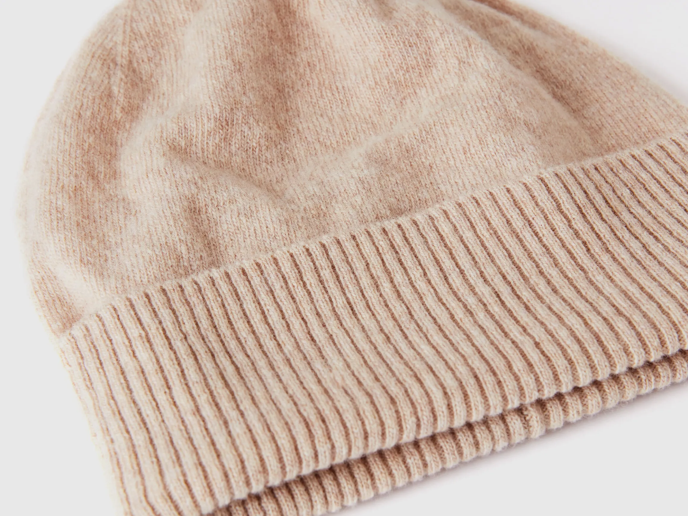 Hat in pure Merino wool