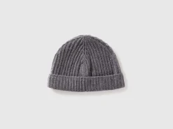 Hat in pure virgin wool
