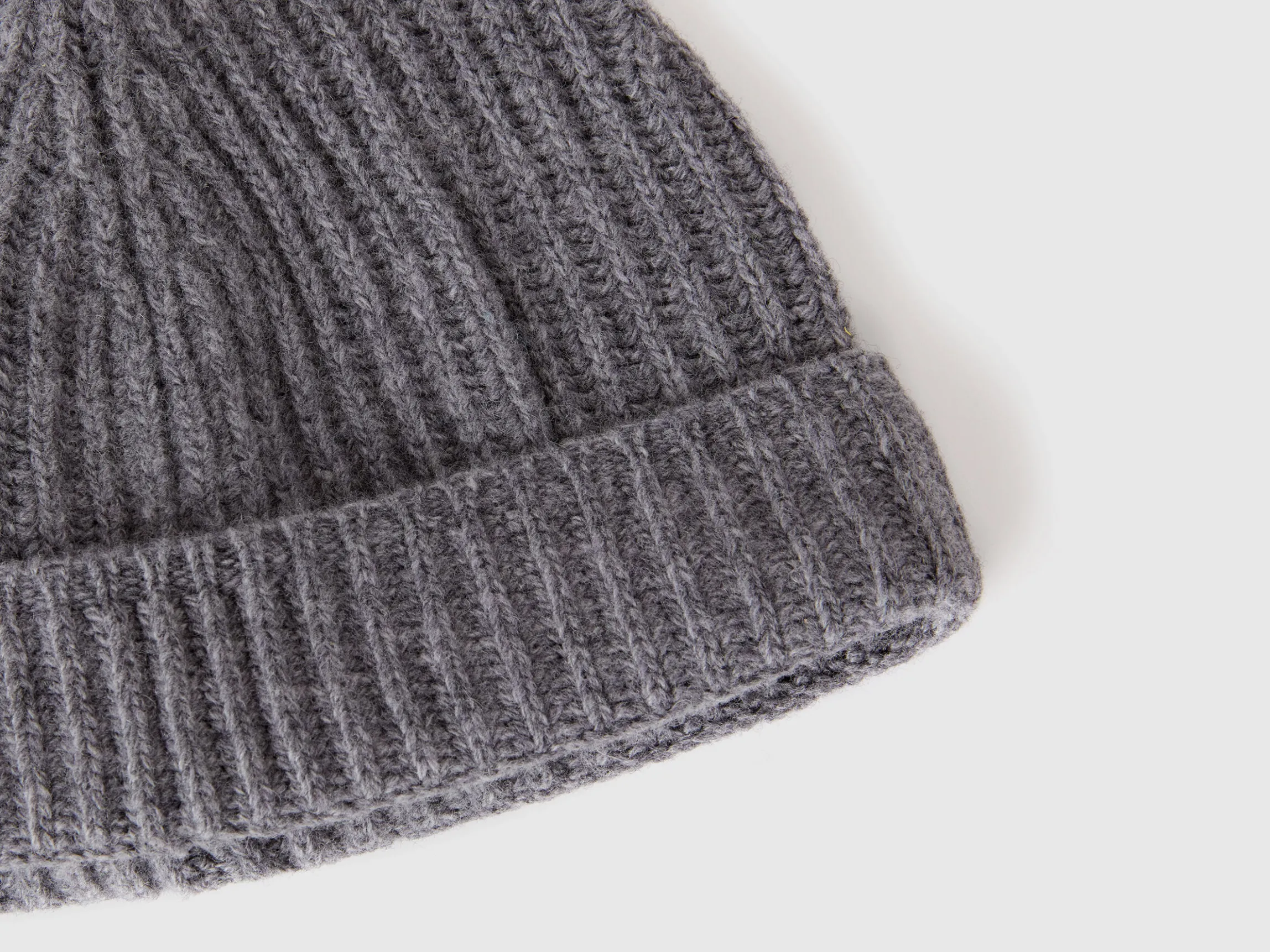 Hat in pure virgin wool