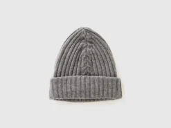 Hat with cable knit