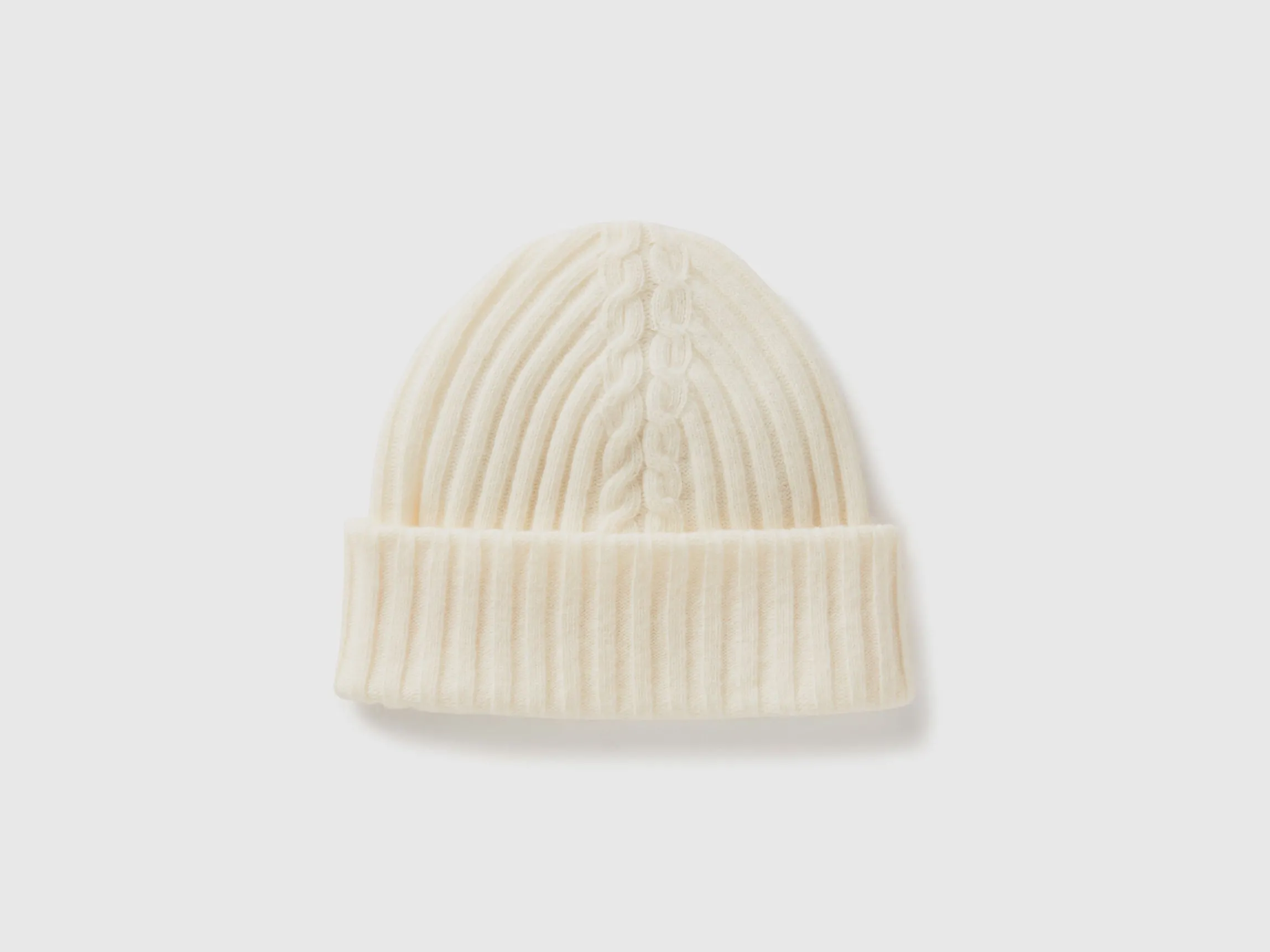 Hat with cable knit