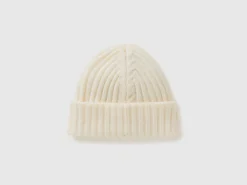 Hat with cable knit