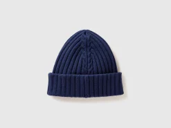 Hat with cable knit