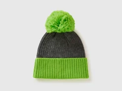 Hat with neon green details