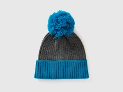 Hat with neon light blue details