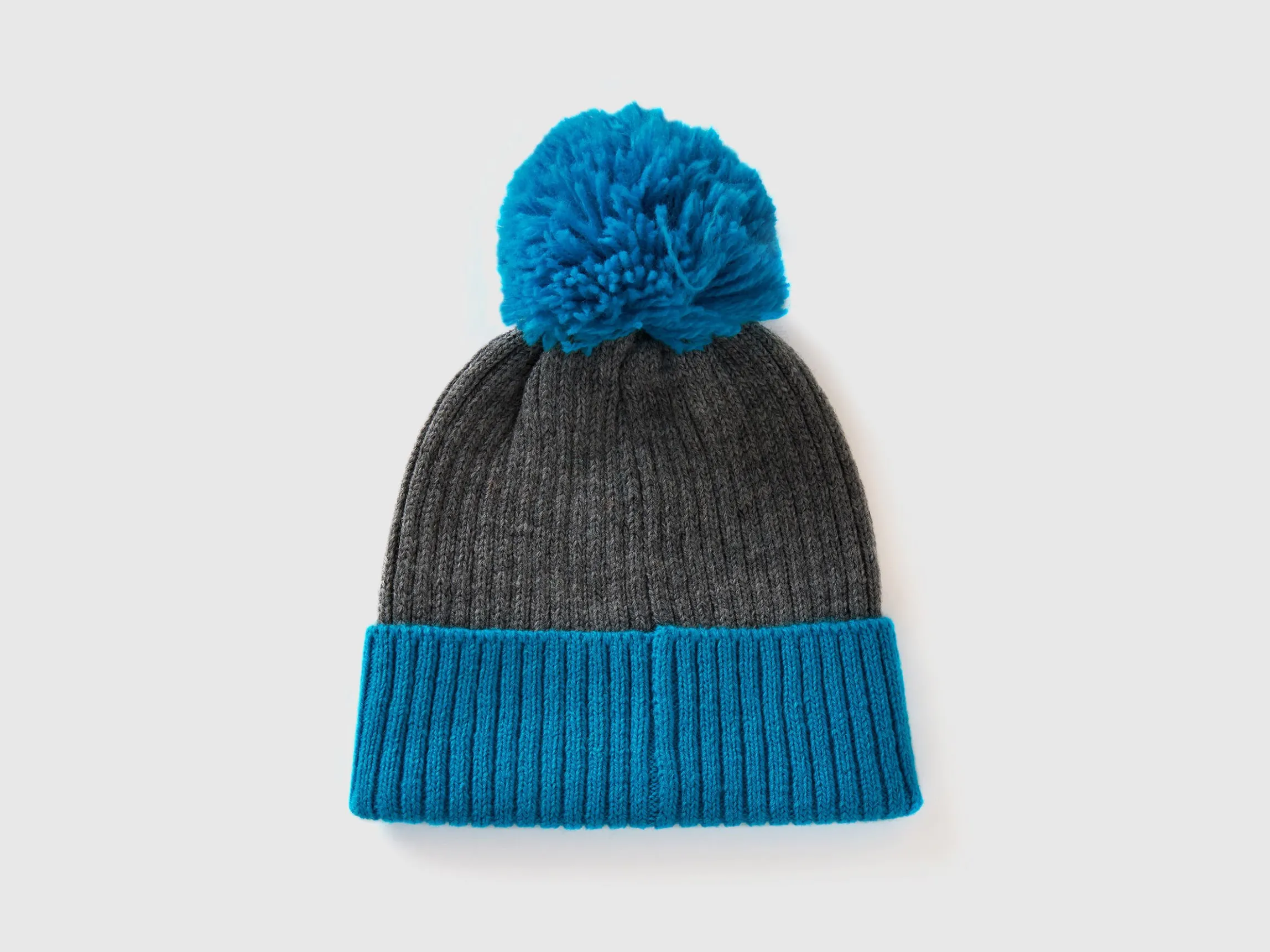 Hat with neon light blue details