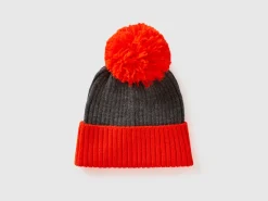Hat with neon orange details