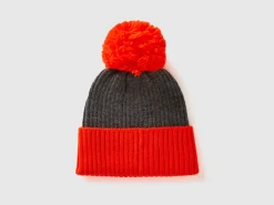 Hat with neon orange details