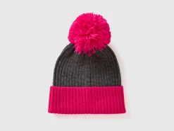 Hat with neon pink details
