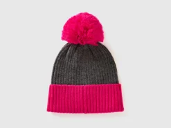 Hat with neon pink details