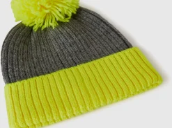Hat with neon yellow details