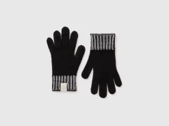 Knitted gloves