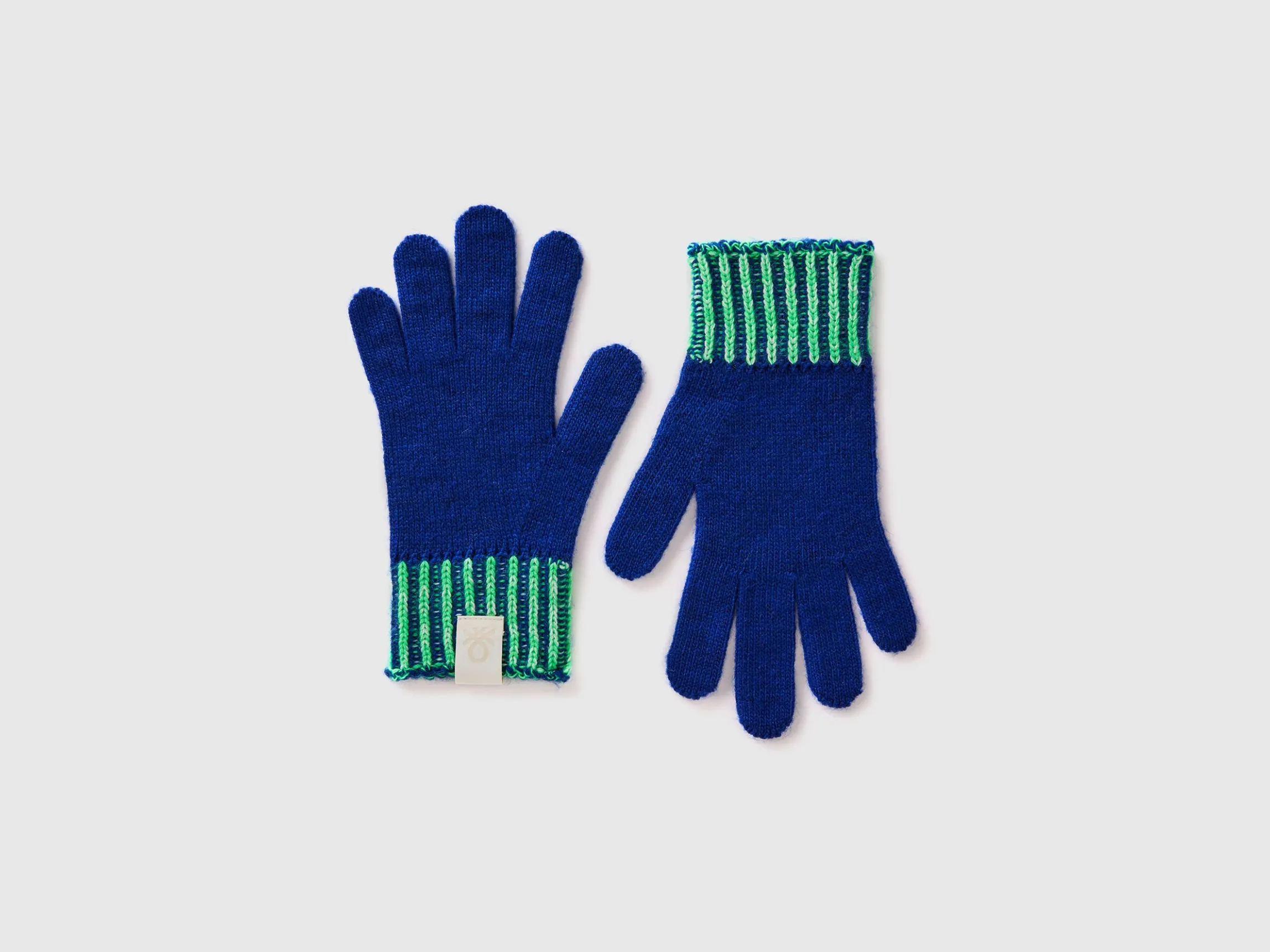 Knitted gloves