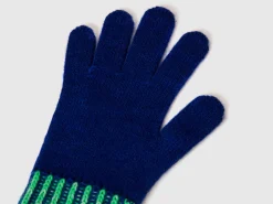 Knitted gloves