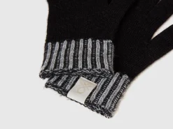 Knitted gloves